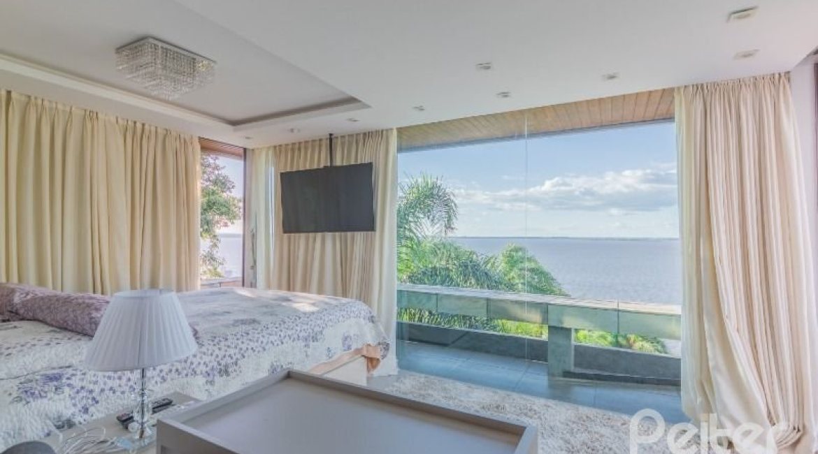 Casa à venda com 524m², 4 dormitórios, 4 suítes, 4 vagas, no bairro Vila Assunção em Porto Alegre