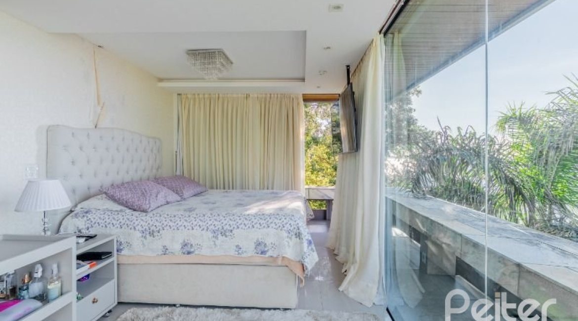 Casa à venda com 524m², 4 dormitórios, 4 suítes, 4 vagas, no bairro Vila Assunção em Porto Alegre