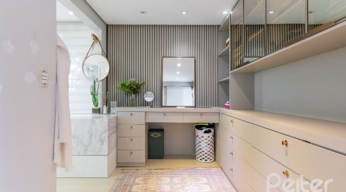 Casa à venda com 524m², 4 dormitórios, 4 suítes, 4 vagas, no bairro Vila Assunção em Porto Alegre