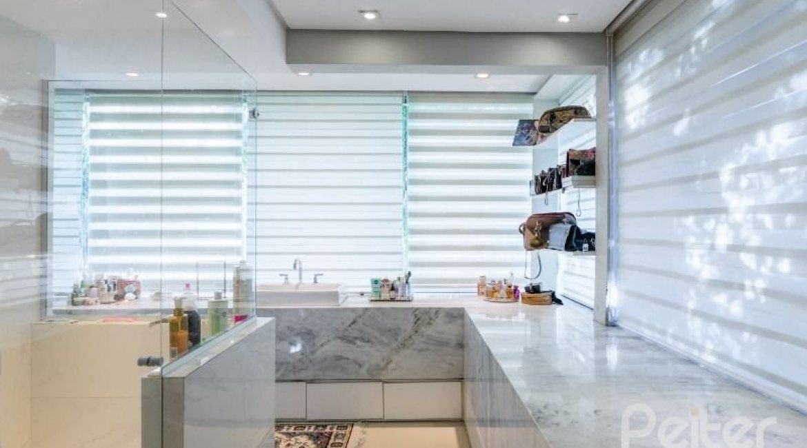 Casa à venda com 524m², 4 dormitórios, 4 suítes, 4 vagas, no bairro Vila Assunção em Porto Alegre