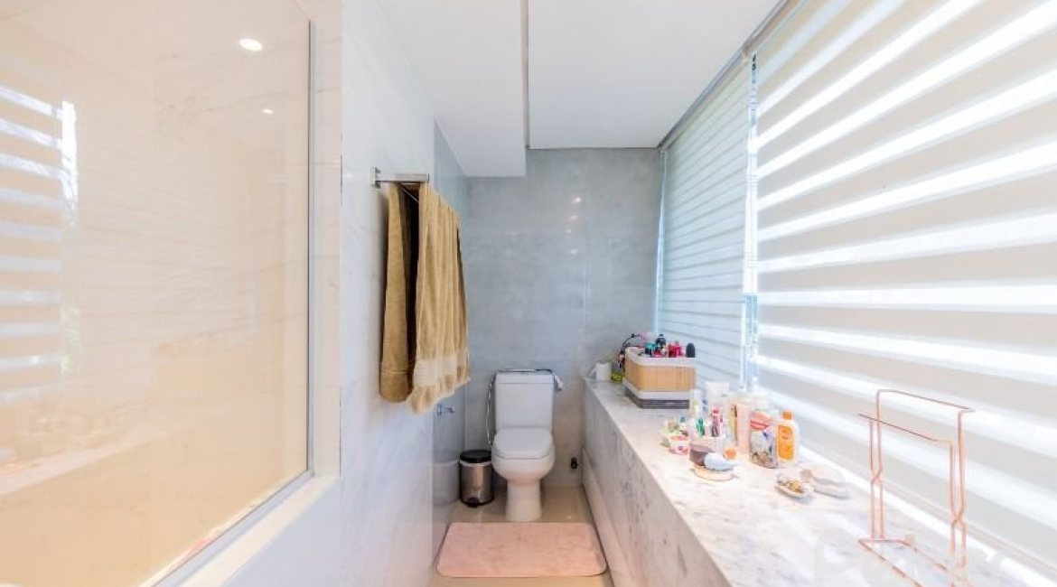 Casa à venda com 524m², 4 dormitórios, 4 suítes, 4 vagas, no bairro Vila Assunção em Porto Alegre