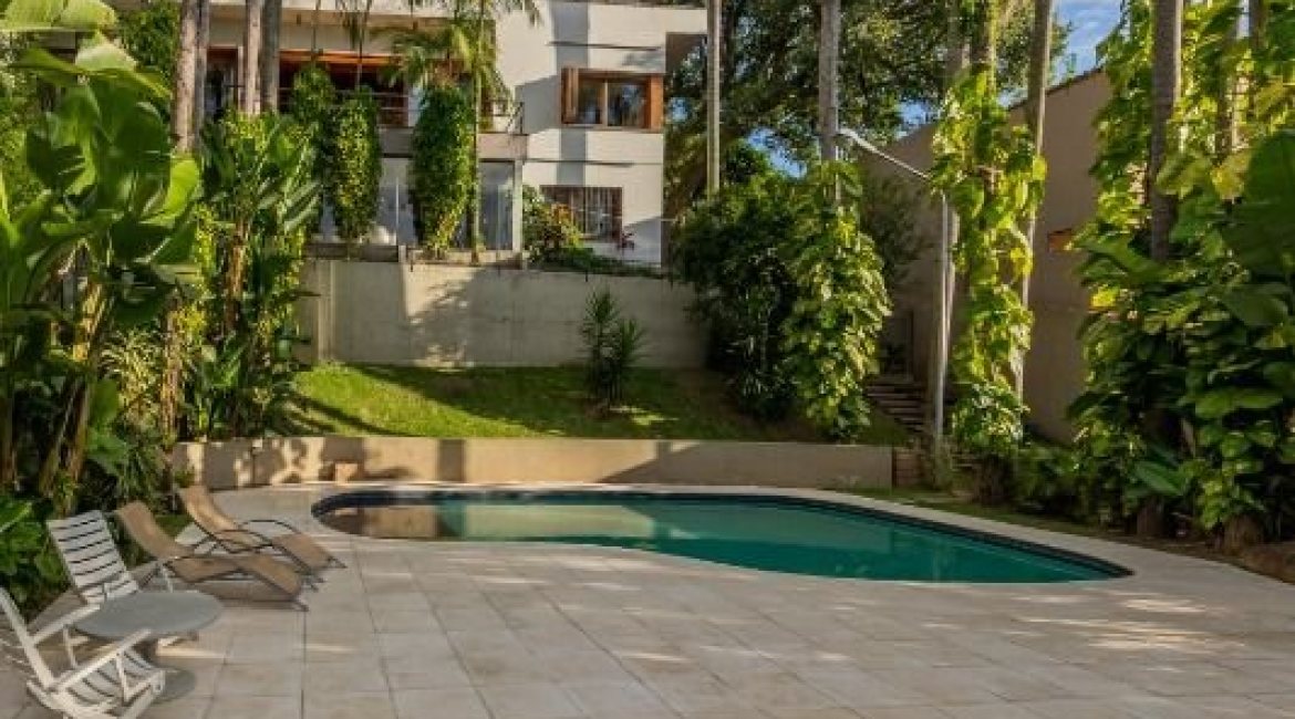 Casa à venda com 524m², 4 dormitórios, 4 suítes, 4 vagas, no bairro Vila Assunção em Porto Alegre