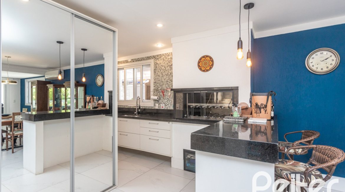 Casa em Condomínio à venda com 233m², 3 dormitórios, 3 suítes, 4 vagas, no bairro Terra Ville em PORTO ALEGRE