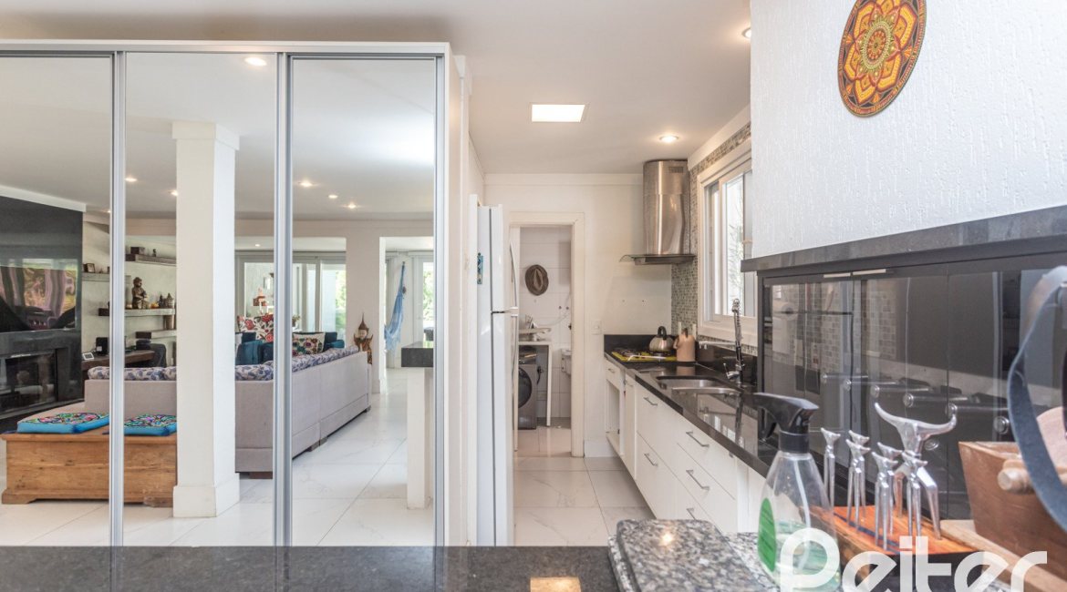 Casa em Condomínio à venda com 233m², 3 dormitórios, 3 suítes, 4 vagas, no bairro Terra Ville em PORTO ALEGRE