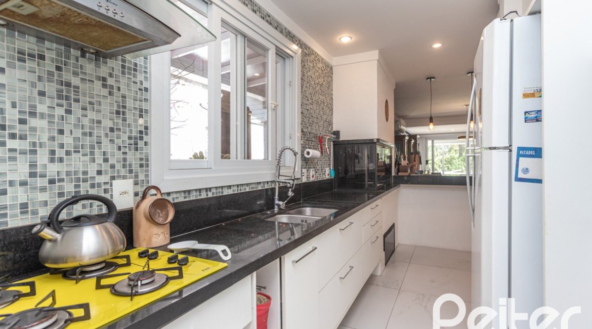 Casa em Condomínio à venda com 233m², 3 dormitórios, 3 suítes, 4 vagas, no bairro Terra Ville em PORTO ALEGRE