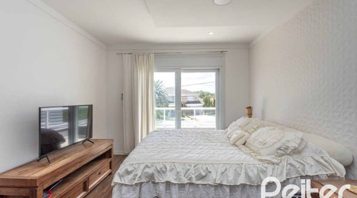 Casa em Condomínio à venda com 233m², 3 dormitórios, 3 suítes, 4 vagas, no bairro Terra Ville em PORTO ALEGRE