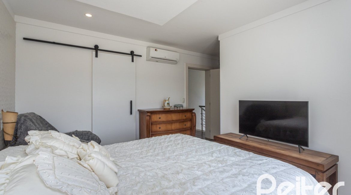 Casa em Condomínio à venda com 233m², 3 dormitórios, 3 suítes, 4 vagas, no bairro Terra Ville em PORTO ALEGRE