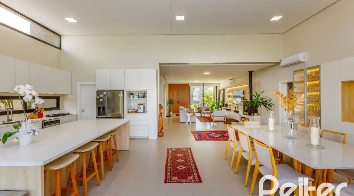 Casa em Condomínio à venda com 370m², 3 dormitórios, 3 suítes, 4 vagas, no bairro Terra Ville em PORTO ALEGRE