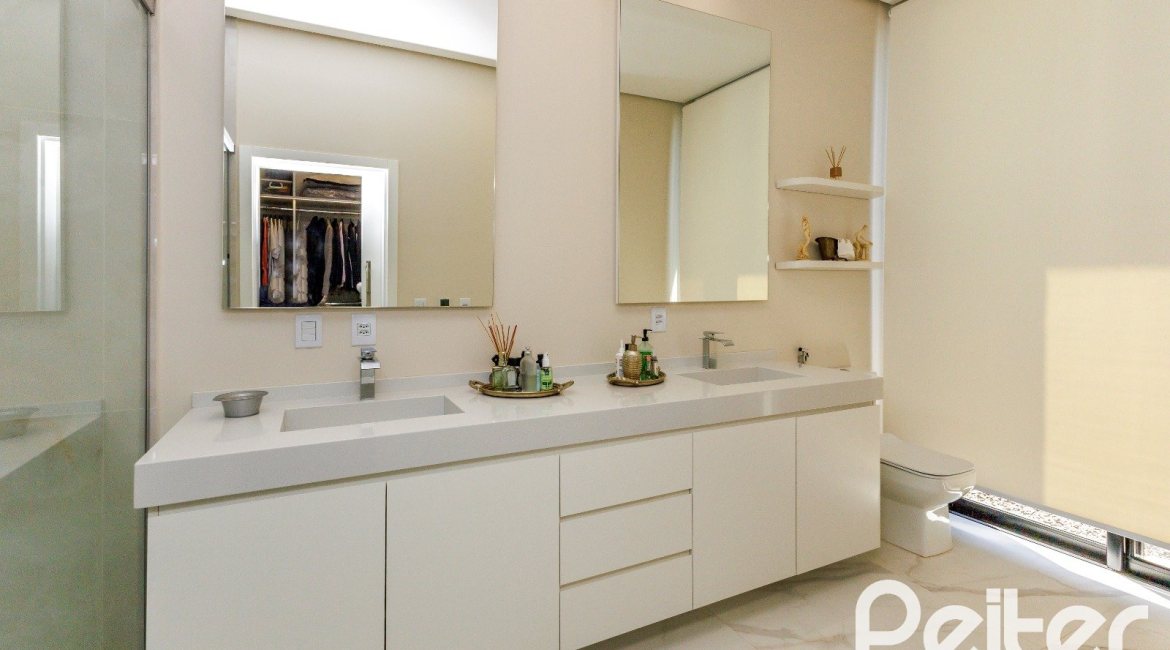 Casa em Condomínio à venda com 370m², 3 dormitórios, 3 suítes, 4 vagas, no bairro Terra Ville em PORTO ALEGRE