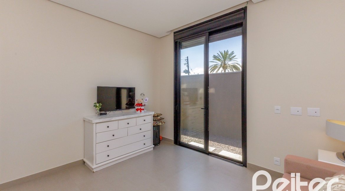 Casa em Condomínio à venda com 370m², 3 dormitórios, 3 suítes, 4 vagas, no bairro Terra Ville em PORTO ALEGRE