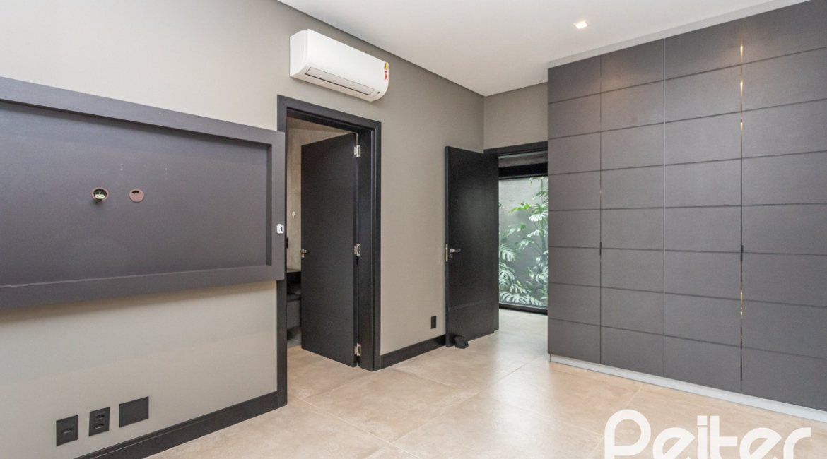 Casa em Condomínio à venda com 327m², 3 dormitórios, 3 suítes, 4 vagas, no bairro Terra Ville em PORTO ALEGRE