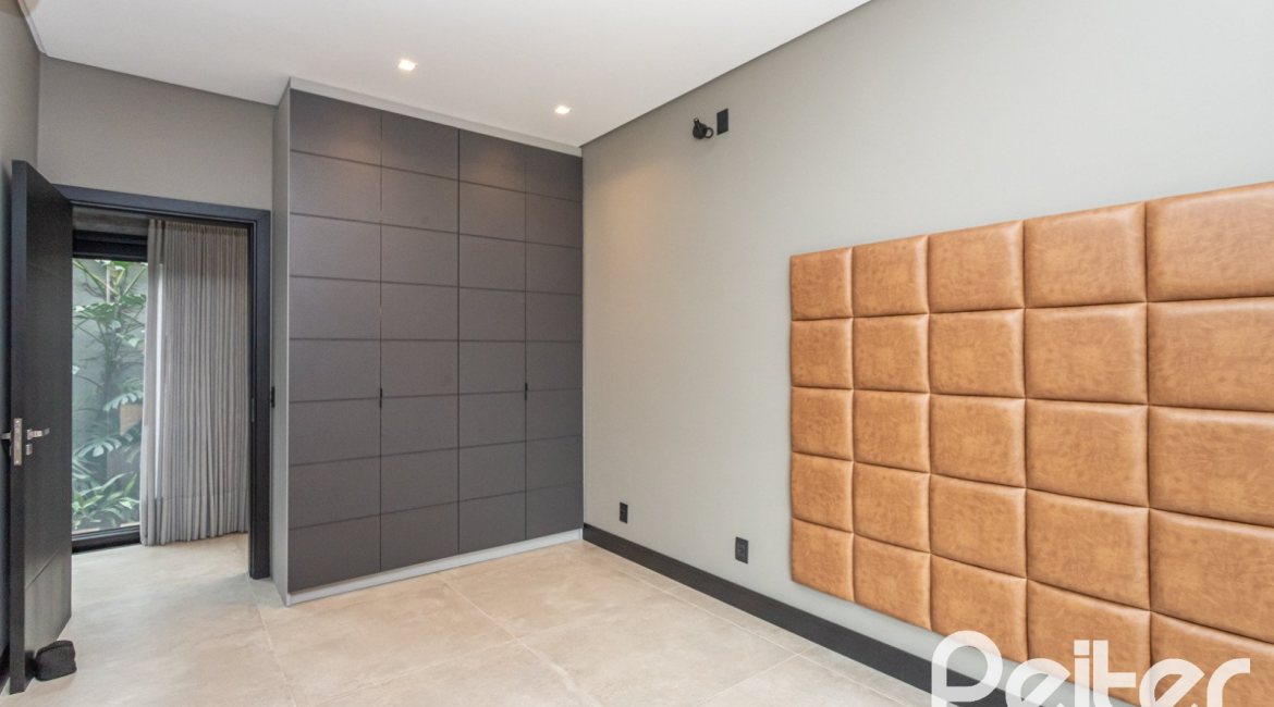 Casa em Condomínio à venda com 327m², 3 dormitórios, 3 suítes, 4 vagas, no bairro Terra Ville em PORTO ALEGRE