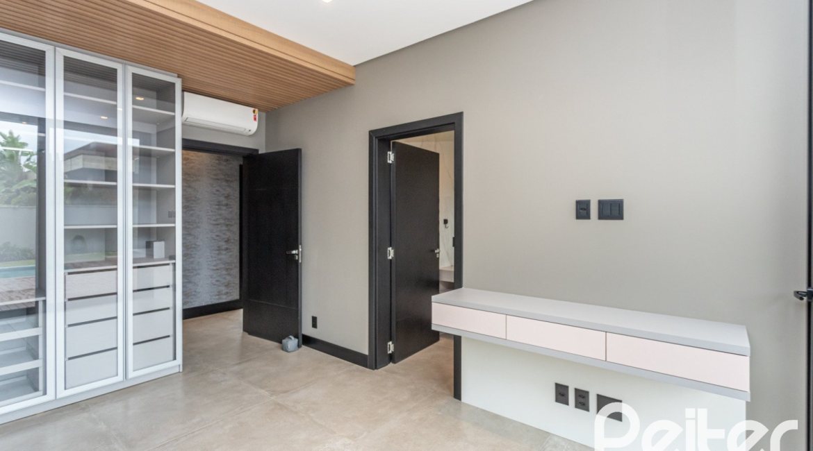 Casa em Condomínio à venda com 327m², 3 dormitórios, 3 suítes, 4 vagas, no bairro Terra Ville em PORTO ALEGRE