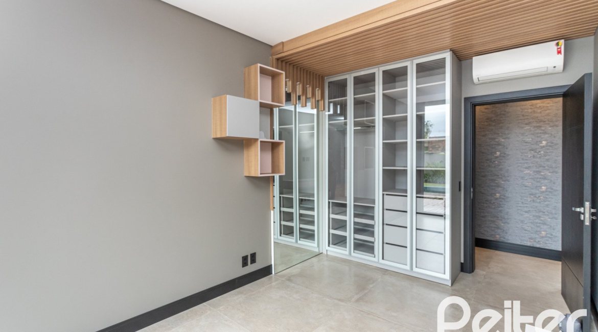 Casa em Condomínio à venda com 327m², 3 dormitórios, 3 suítes, 4 vagas, no bairro Terra Ville em PORTO ALEGRE
