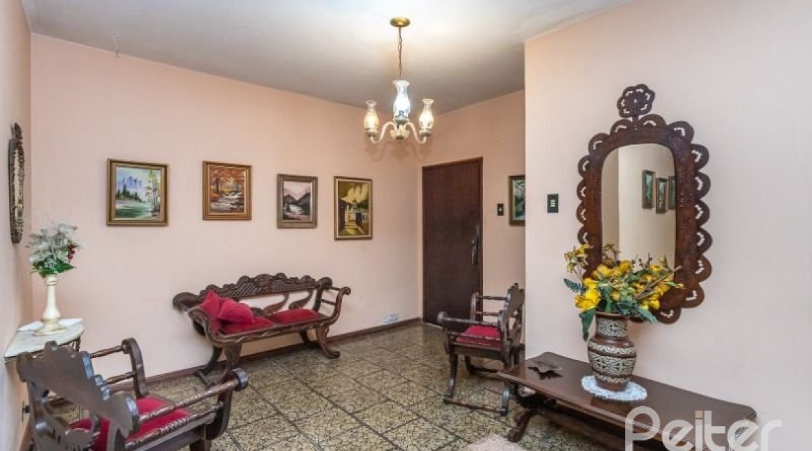 Casa à venda com 300m², 4 dormitórios, 2 suítes, 1 vaga, no bairro Jardim Isabel em Porto Alegre