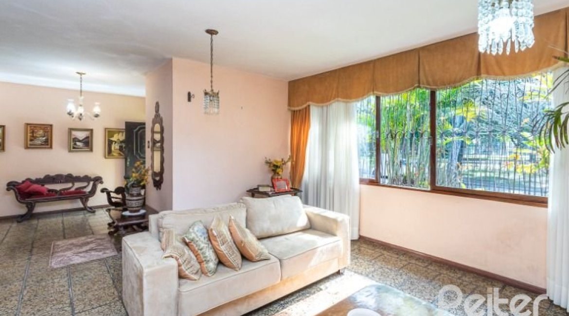 Casa à venda com 300m², 4 dormitórios, 2 suítes, 1 vaga, no bairro Jardim Isabel em Porto Alegre