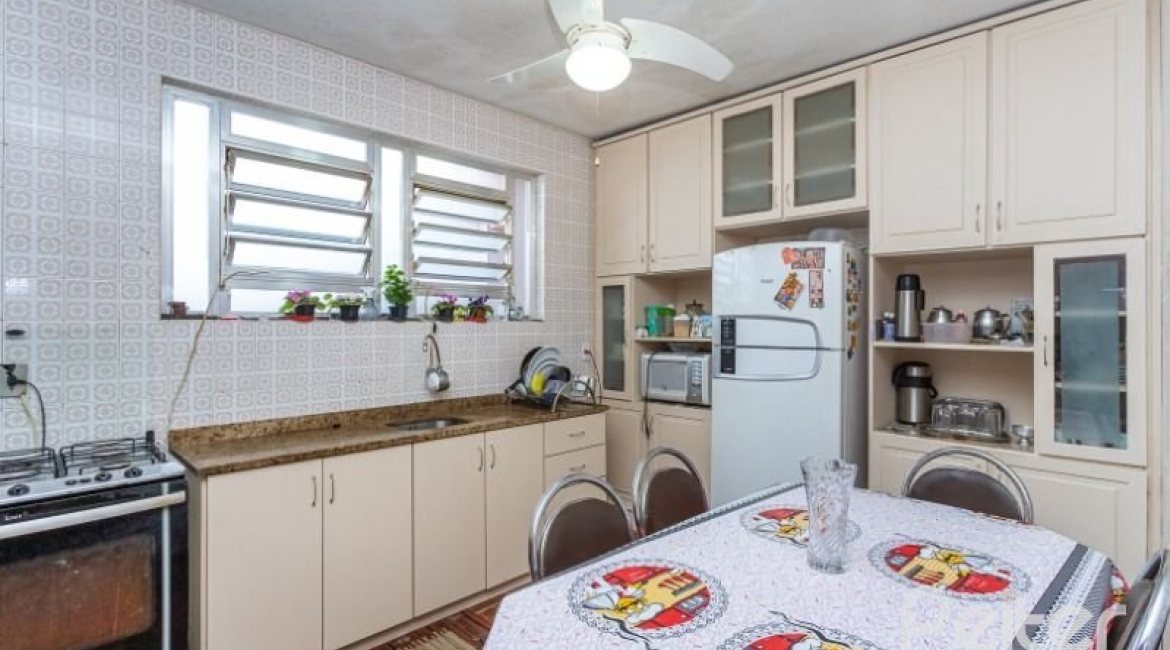 Casa à venda com 300m², 4 dormitórios, 2 suítes, 1 vaga, no bairro Jardim Isabel em Porto Alegre