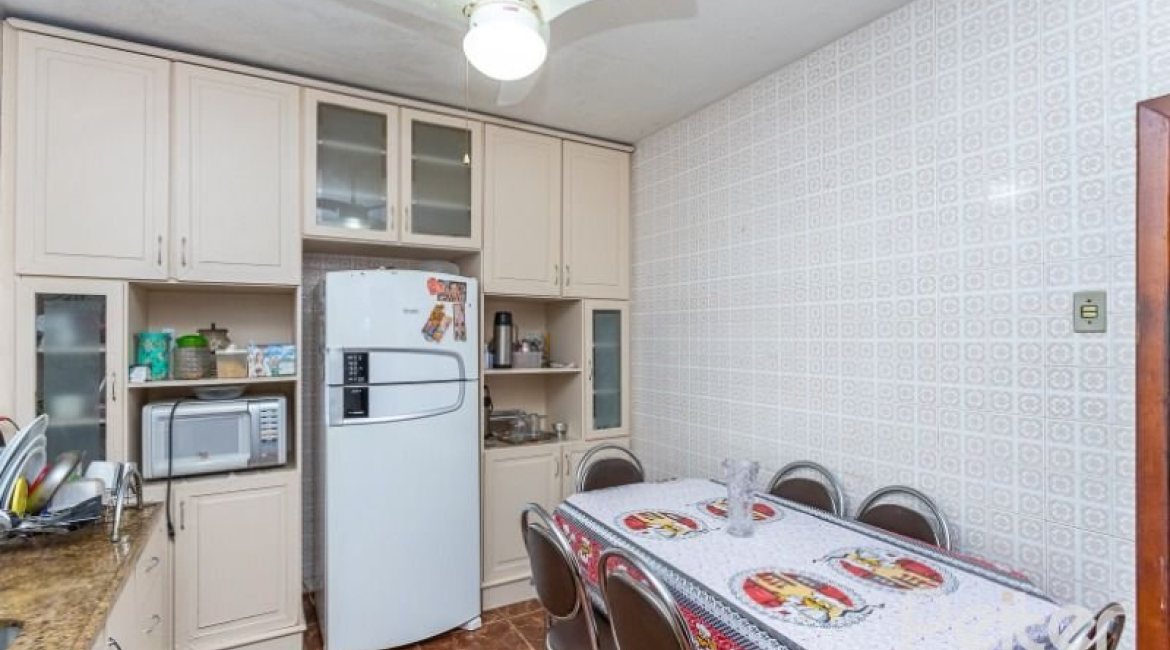 Casa à venda com 300m², 4 dormitórios, 2 suítes, 1 vaga, no bairro Jardim Isabel em Porto Alegre