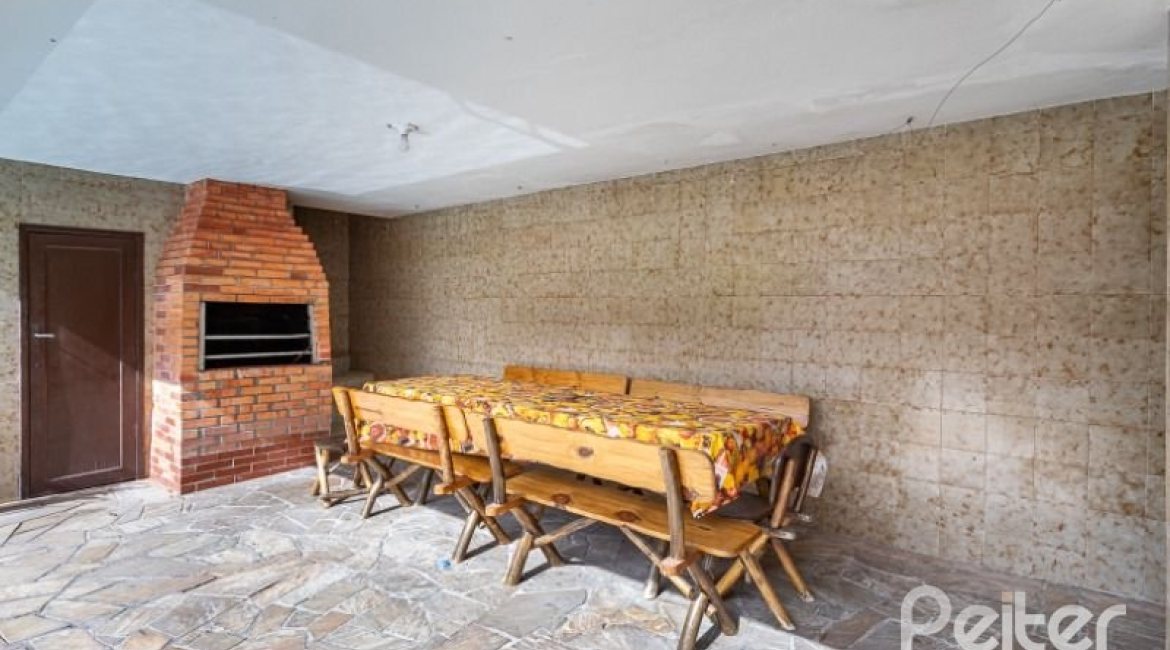 Casa à venda com 300m², 4 dormitórios, 2 suítes, 1 vaga, no bairro Jardim Isabel em Porto Alegre