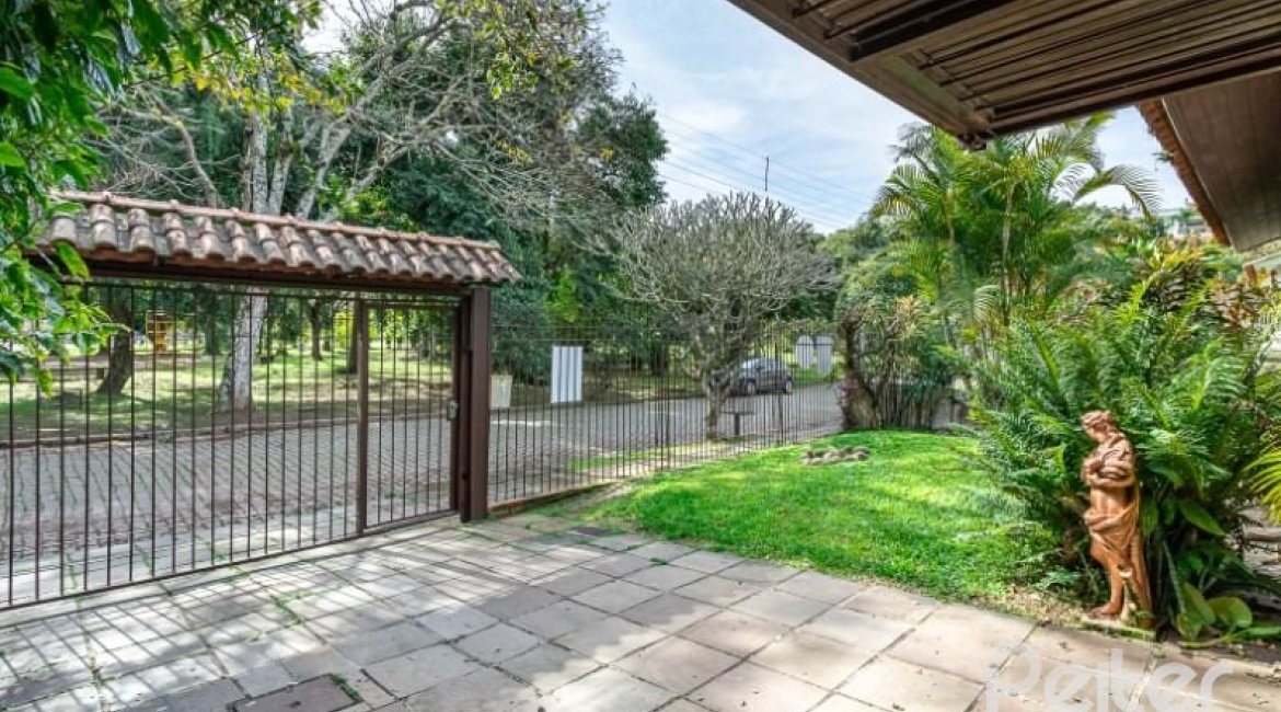 Casa à venda com 300m², 4 dormitórios, 2 suítes, 1 vaga, no bairro Jardim Isabel em Porto Alegre