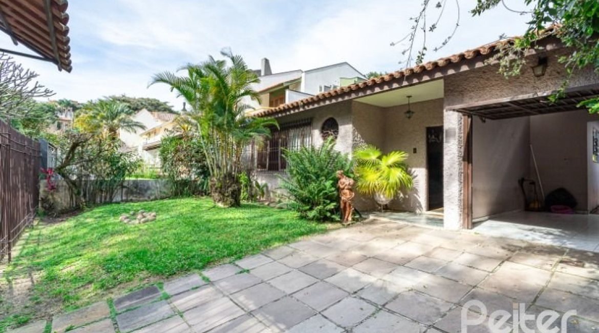 Casa à venda com 300m², 4 dormitórios, 2 suítes, 1 vaga, no bairro Jardim Isabel em Porto Alegre
