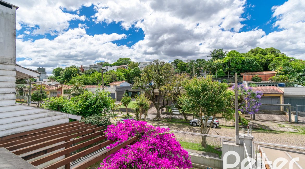 Casa à venda com 265m², 3 dormitórios, 3 suítes, 4 vagas, no bairro Vila Assunção em Porto Alegre