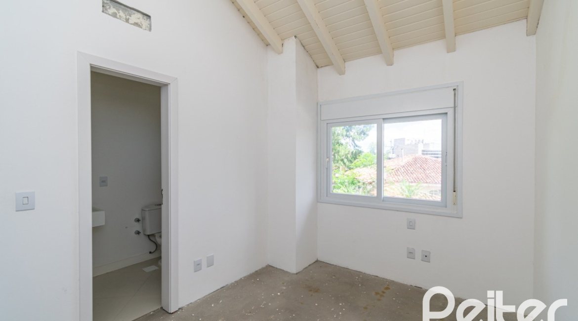 Casa à venda com 265m², 3 dormitórios, 3 suítes, 4 vagas, no bairro Vila Assunção em Porto Alegre