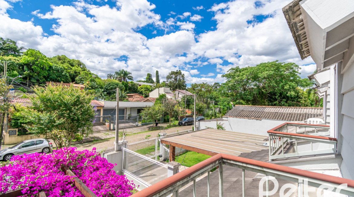 Casa à venda com 265m², 3 dormitórios, 3 suítes, 4 vagas, no bairro Vila Assunção em Porto Alegre