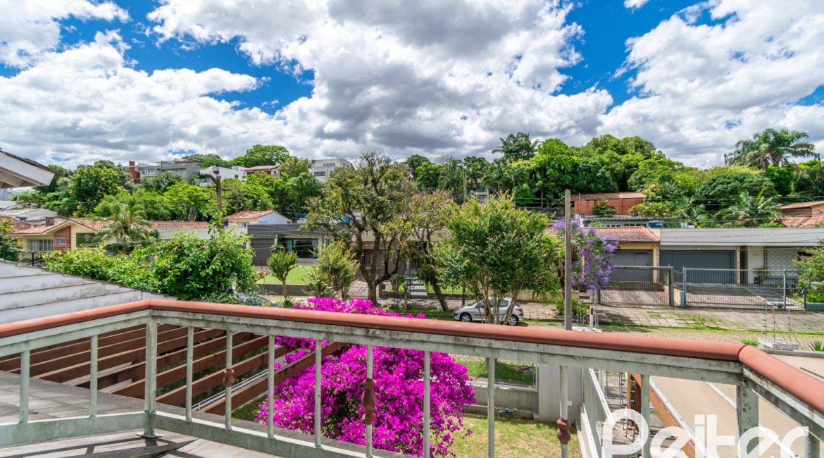 Casa à venda com 265m², 3 dormitórios, 3 suítes, 4 vagas, no bairro Vila Assunção em Porto Alegre