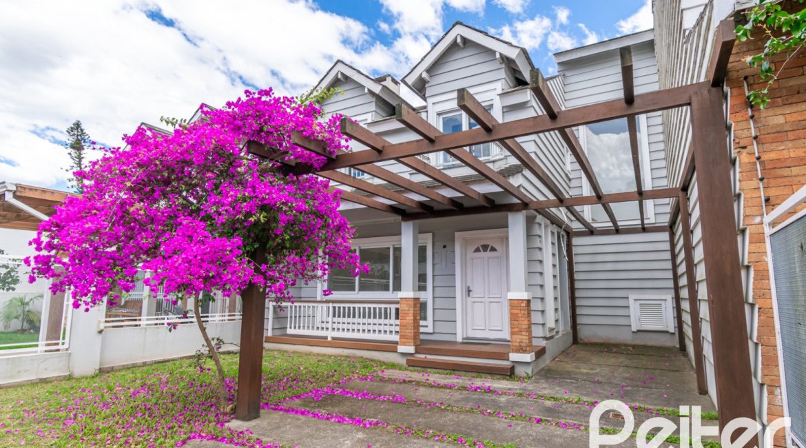 Casa à venda com 265m², 3 dormitórios, 3 suítes, 4 vagas, no bairro Vila Assunção em Porto Alegre