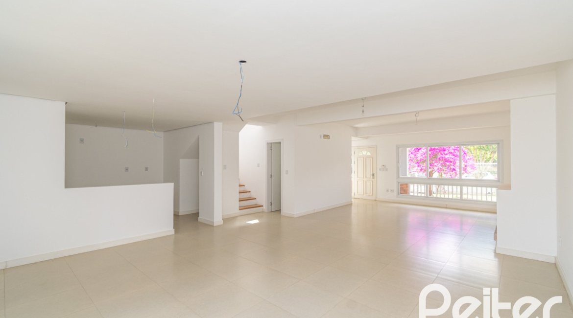 Casa à venda com 265m², 3 dormitórios, 3 suítes, 4 vagas, no bairro Vila Assunção em Porto Alegre