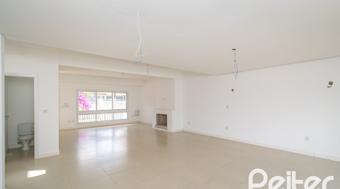 Casa à venda com 265m², 3 dormitórios, 3 suítes, 4 vagas, no bairro Vila Assunção em Porto Alegre