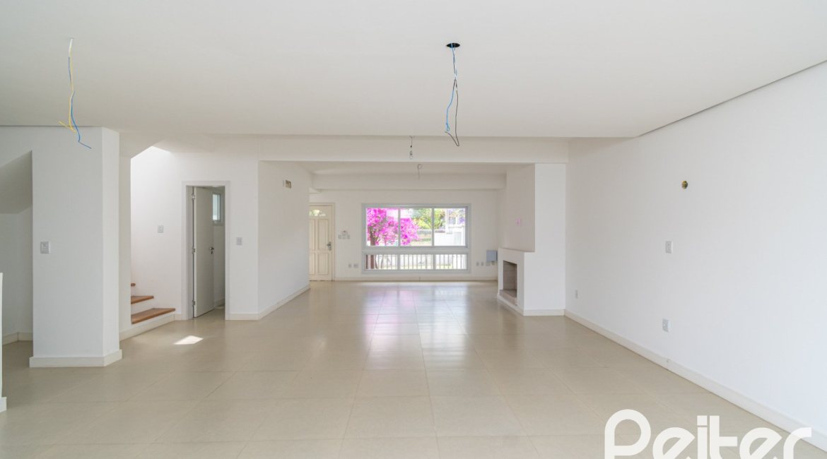 Casa à venda com 265m², 3 dormitórios, 3 suítes, 4 vagas, no bairro Vila Assunção em Porto Alegre