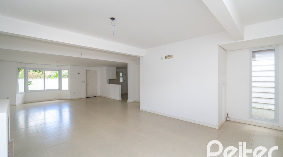 Casa à venda com 265m², 3 dormitórios, 3 suítes, 4 vagas, no bairro Vila Assunção em Porto Alegre