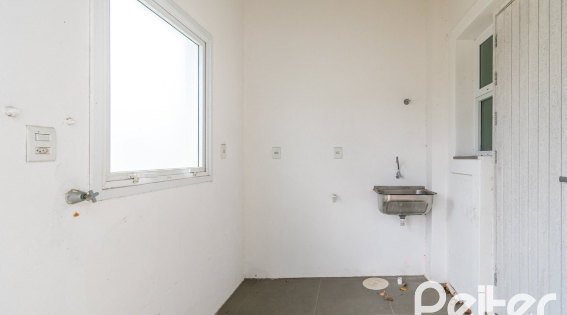 Casa à venda com 265m², 3 dormitórios, 3 suítes, 4 vagas, no bairro Vila Assunção em Porto Alegre