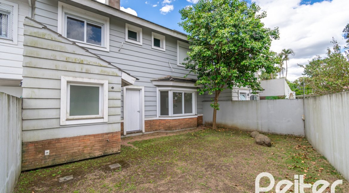 Casa à venda com 265m², 3 dormitórios, 3 suítes, 4 vagas, no bairro Vila Assunção em Porto Alegre