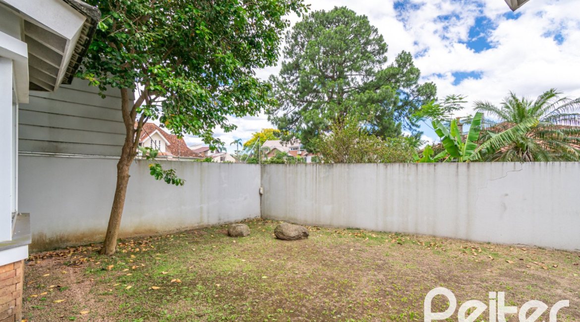 Casa à venda com 265m², 3 dormitórios, 3 suítes, 4 vagas, no bairro Vila Assunção em Porto Alegre