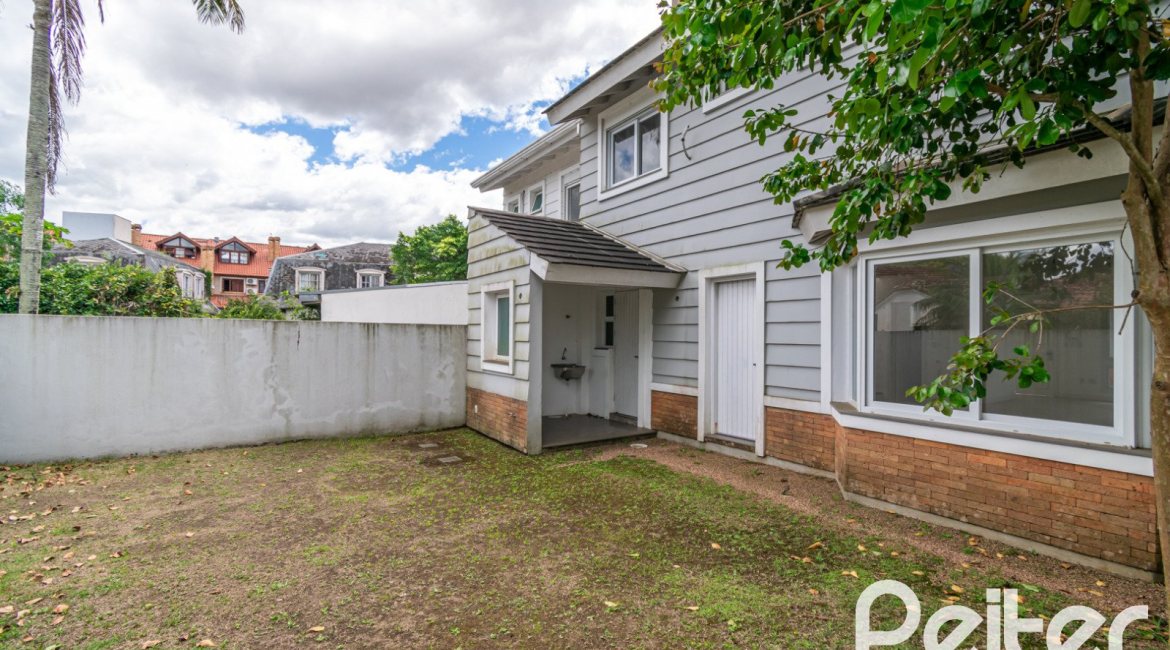 Casa à venda com 265m², 3 dormitórios, 3 suítes, 4 vagas, no bairro Vila Assunção em Porto Alegre