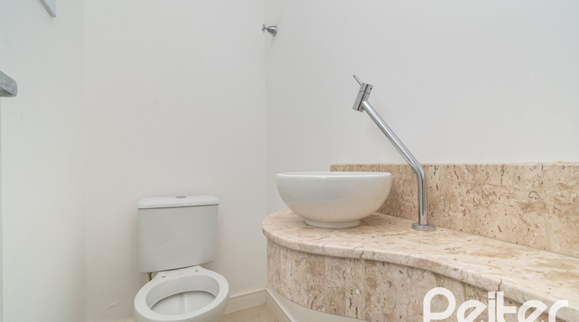 Casa à venda com 265m², 3 dormitórios, 3 suítes, 4 vagas, no bairro Vila Assunção em Porto Alegre