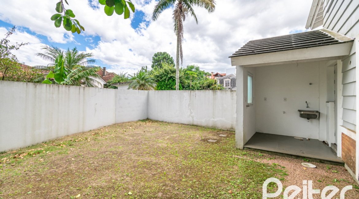 Casa à venda com 265m², 3 dormitórios, 3 suítes, 4 vagas, no bairro Vila Assunção em Porto Alegre