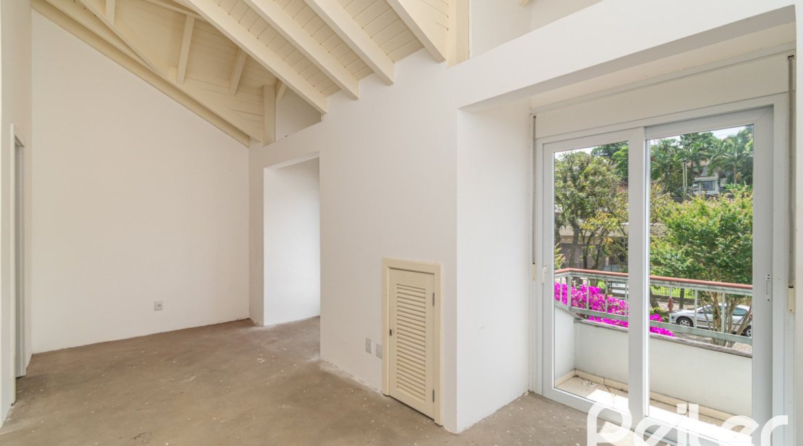 Casa à venda com 265m², 3 dormitórios, 3 suítes, 4 vagas, no bairro Vila Assunção em Porto Alegre