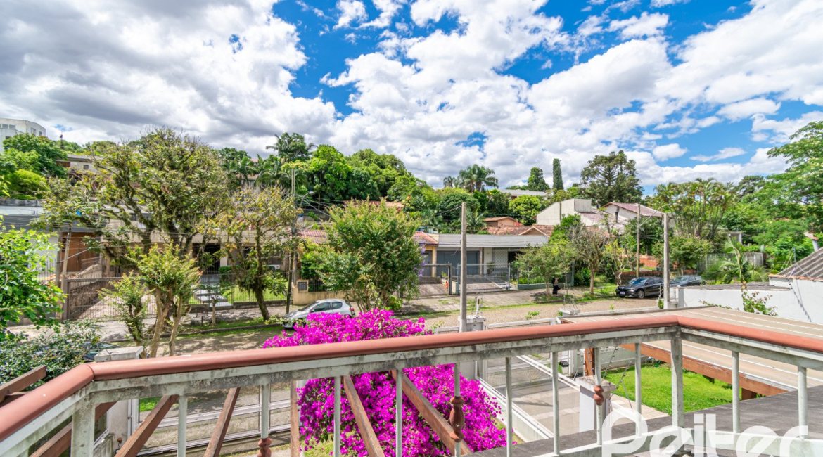 Casa à venda com 265m², 3 dormitórios, 3 suítes, 4 vagas, no bairro Vila Assunção em Porto Alegre