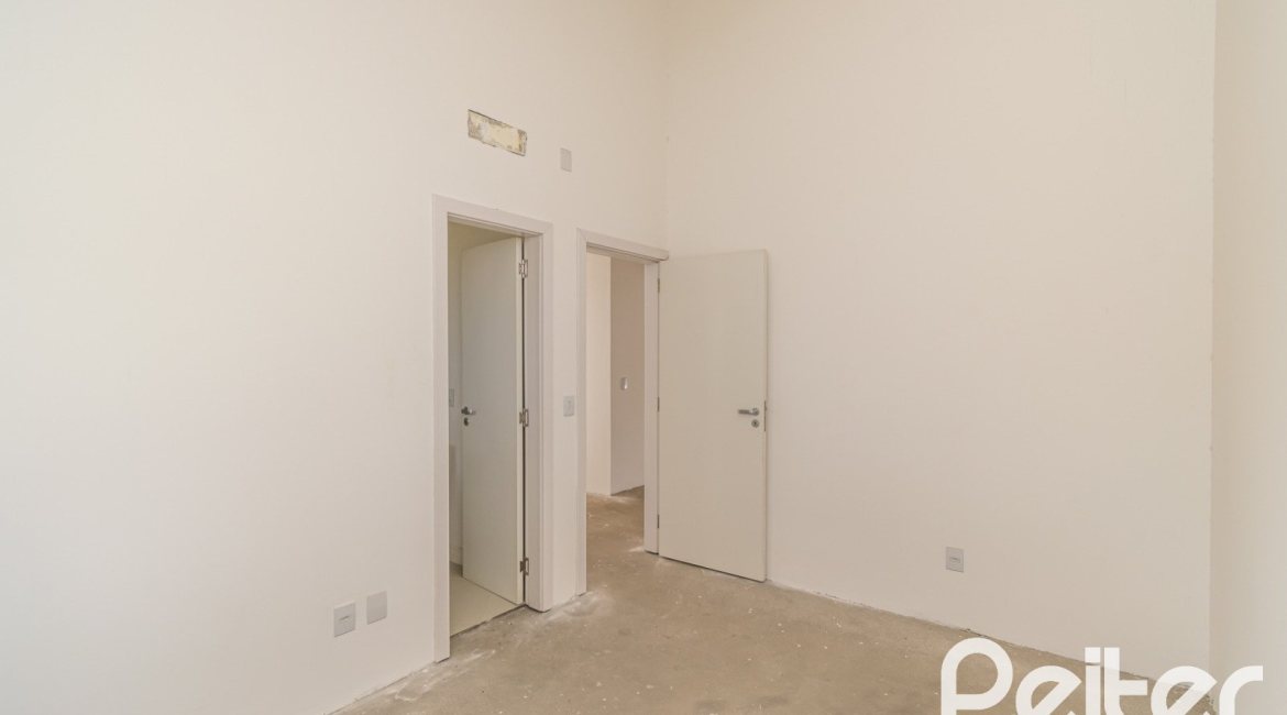 Casa à venda com 265m², 3 dormitórios, 3 suítes, 4 vagas, no bairro Vila Assunção em Porto Alegre