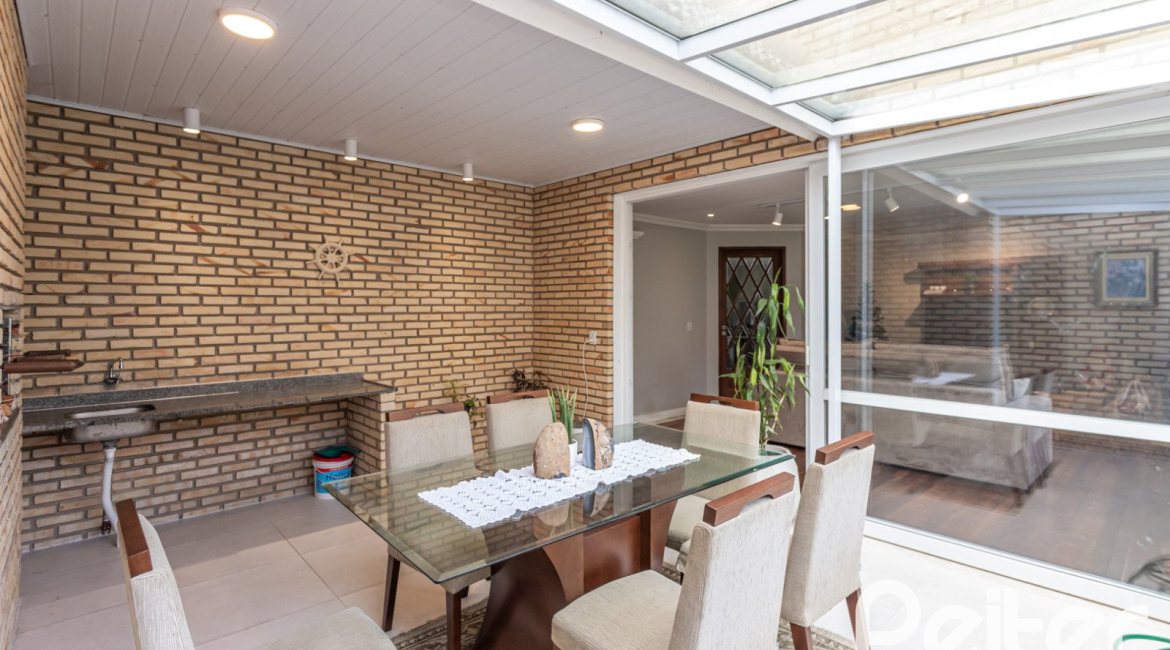 Casa em Condomínio à venda com 322m², 3 dormitórios, 1 suíte, 4 vagas, no bairro Jardim Isabel em Porto Alegre