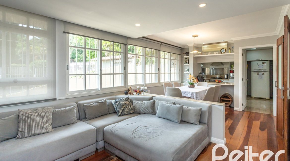 Casa em Condomínio à venda com 322m², 3 dormitórios, 1 suíte, 4 vagas, no bairro Jardim Isabel em Porto Alegre