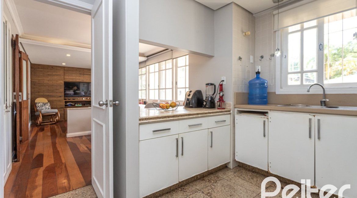 Casa em Condomínio à venda com 322m², 3 dormitórios, 1 suíte, 4 vagas, no bairro Jardim Isabel em Porto Alegre