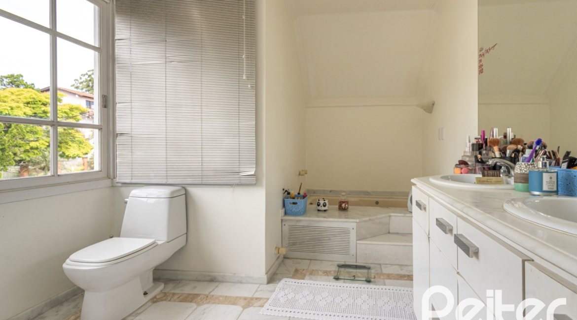 Casa em Condomínio à venda com 322m², 3 dormitórios, 1 suíte, 4 vagas, no bairro Jardim Isabel em Porto Alegre