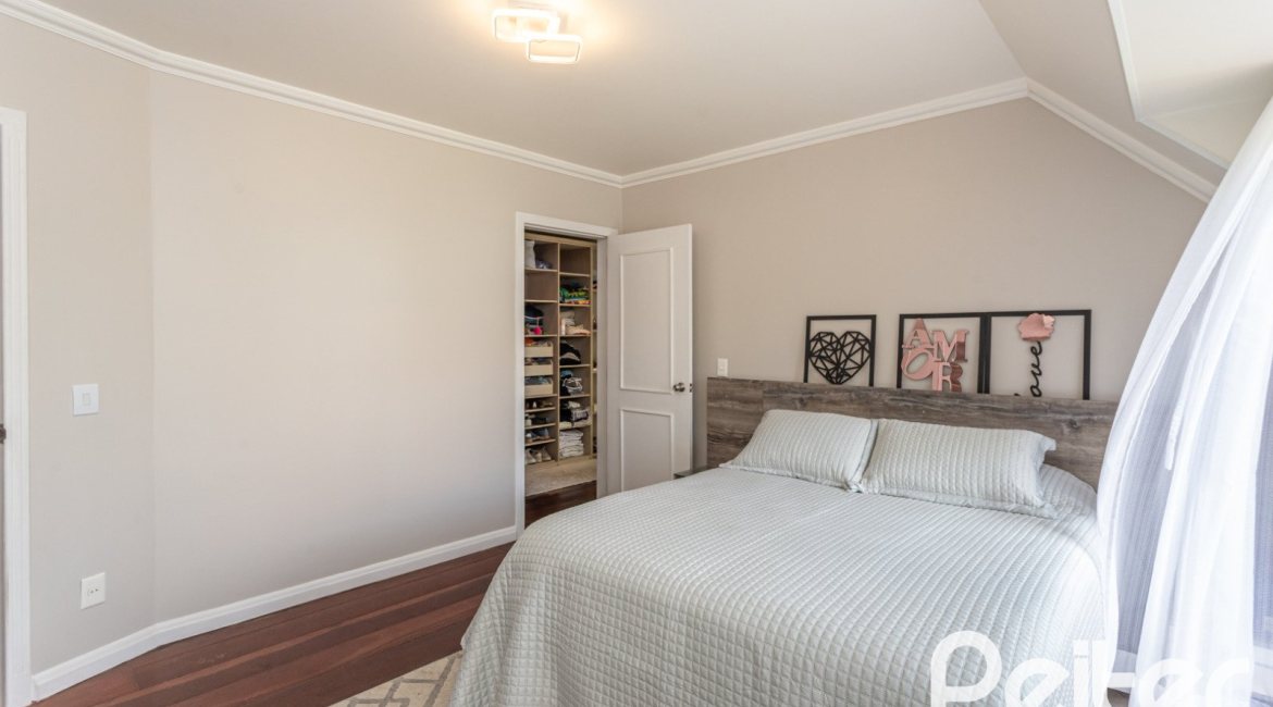 Casa em Condomínio à venda com 322m², 3 dormitórios, 1 suíte, 4 vagas, no bairro Jardim Isabel em Porto Alegre