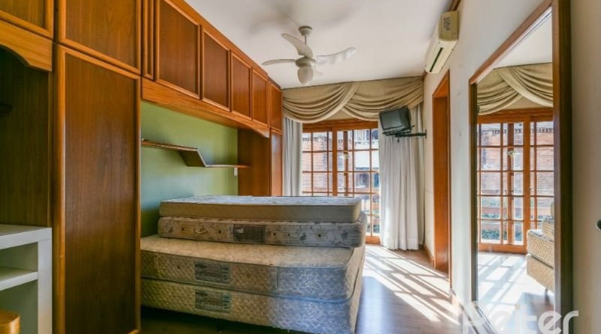 Casa em Condomínio à venda com 320m², 4 dormitórios, 4 suítes, 10 vagas, no bairro Cavalhada em PORTO ALEGRE