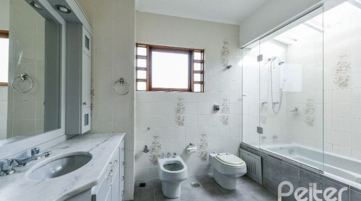 Casa em Condomínio à venda com 320m², 4 dormitórios, 4 suítes, 10 vagas, no bairro Cavalhada em PORTO ALEGRE